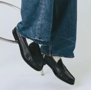 블랙 가죽 로퍼 엠보싱 가공