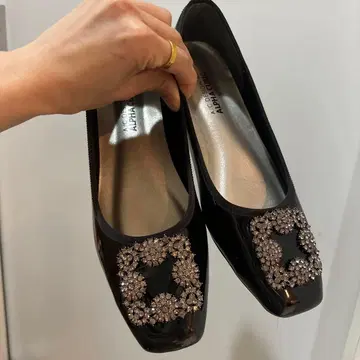 ALPHA CUBIC 비쥬 장식 블랙 펌프스