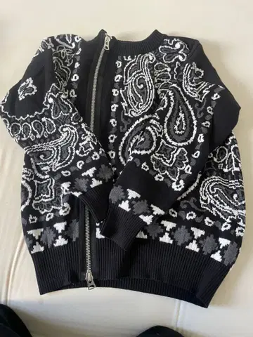 시착만 한 sacai 페이즐리 무늬 풀 집업 니트 스웨터