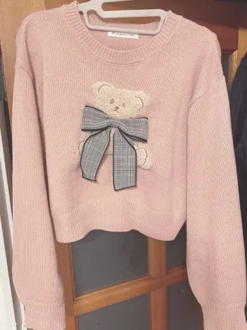곰과 리본 포함 핑크 니트 스웨터