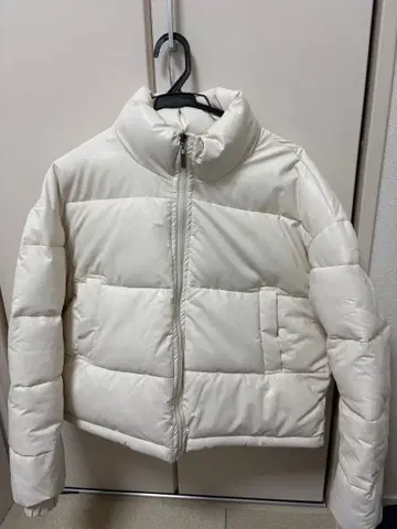화이트 숏 기장 다운 자켓