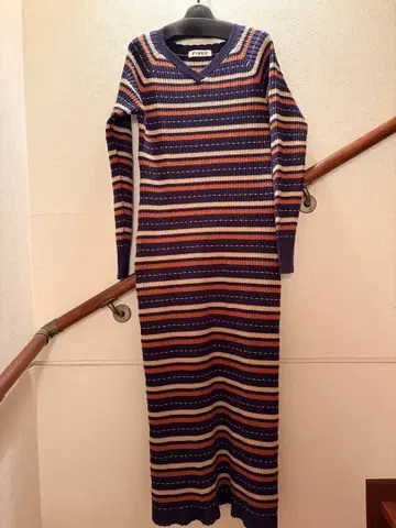 PINUE 스트라이프 롱 니트 원피스 네이비