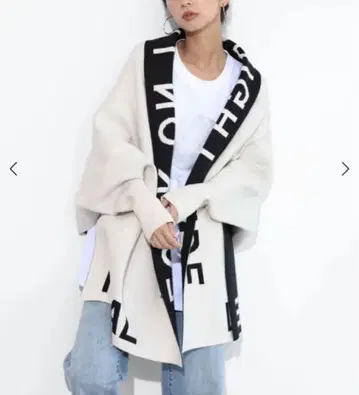 바이컬러 판초풍 겉옷 대문자 디자인