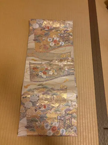 후쿠로 오비 금실 자수의 화려한 무늬