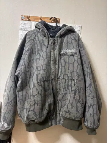 HUF 카모 패턴 후드 부착 자켓