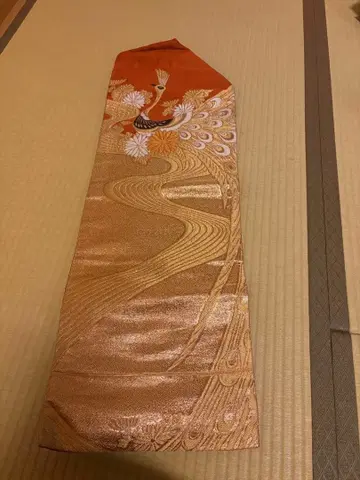 나고야 오비 공작과 꽃 자수 오렌지