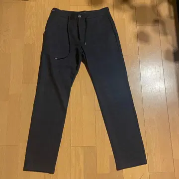 J.W. BRINE 다크 그레이 슬랙스