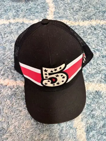별과 스트라이프 디자인의 블랙 캡