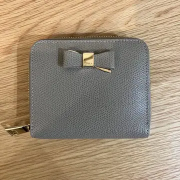 리본 포함 그레이 접이식 지갑