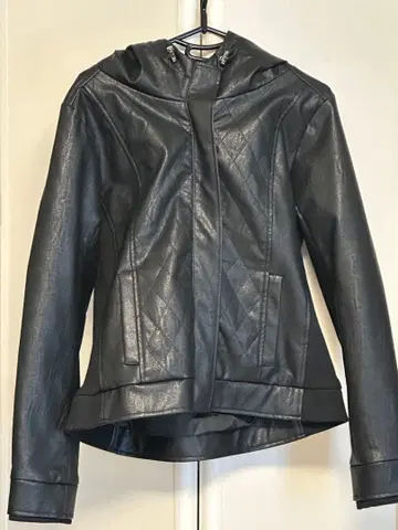 블랙 후드 부착 가죽 자켓