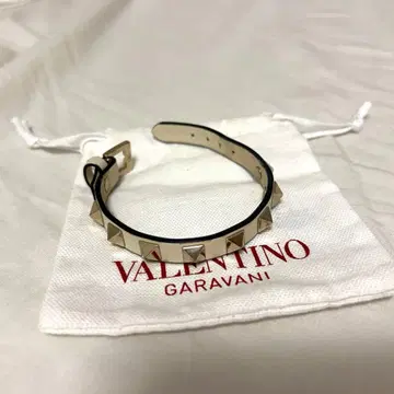 발렌티노 스터드 장식 화이트 가죽 팔찌