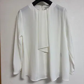 화이트 긴팔 블라우스 프론트 디자인