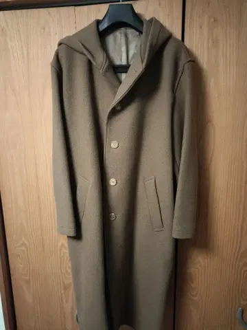 브라운 후드 부착 롱 코트