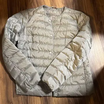 새상품급 유니클로 울트라 라이트 다운 자켓 베이지 사이즈 M