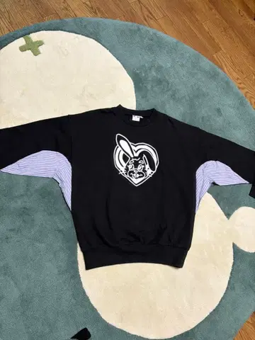 x-girl 절개! 루즈핏 토끼 하트 로고 맨투맨