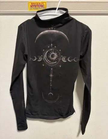 MELT THE LADY 천체 그래픽 터틀넥 긴팔 상의