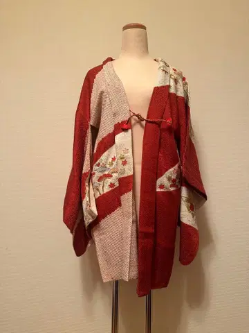 빨간색과 하얀색 겉옷