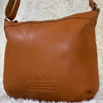 [ 새상품급 ] 다코타 숄더백 올 가죽 로고 엠보 브라운 사선
