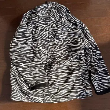 FILA 제브라 패턴 후드 부착 자켓