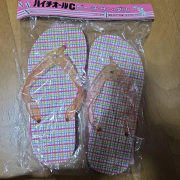 체크 무늬 비치 샌들 레어