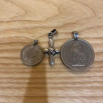 실버 코인형 펜던트 크로스 모티브