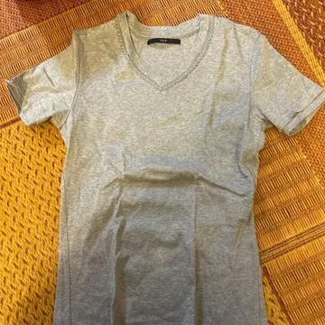 AKM 그레이 V넥 티셔츠