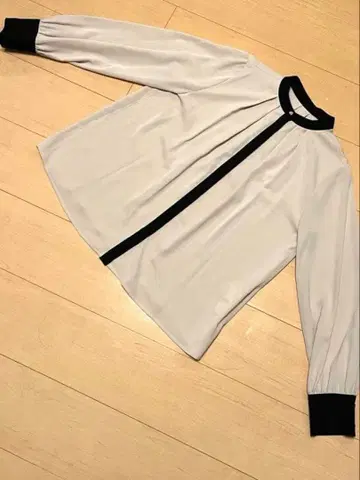 N 내추럴 뷰티 베이직 바이컬러 밴드 카라 블라우스