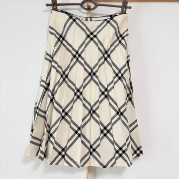 새상품급 23구 체크 무늬 스커트