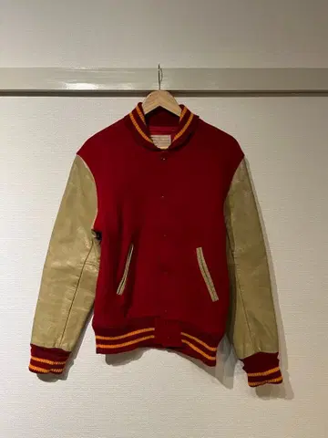 클라임 하이 바시티 자켓 빨간색/베이지 사이즈 40