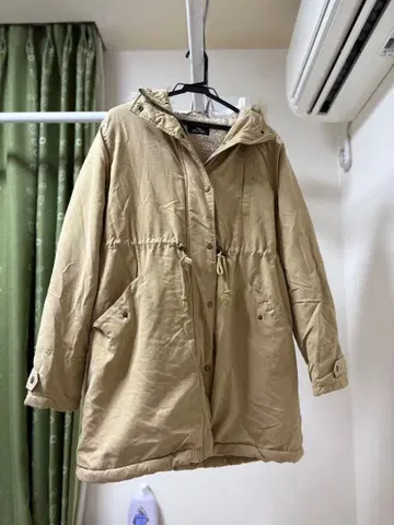 베이지 퍼 달린 모즈 코트