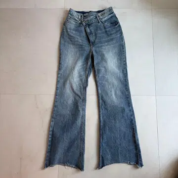 [새상품급] 코코딜 프론트 플레어 데님 사이즈 2