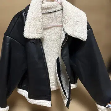 가죽과 보아의 숏 기장 자켓