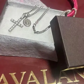 AVALANCHE 10K 화이트 골드 크로스 펜던트