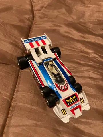 포피니카 그랑프리의 매 애로우 엠블럼