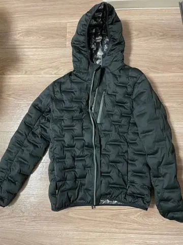 후드 부착 블랙 다운 자켓