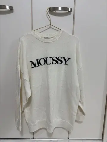 MOUSSY 아이보리 로고 긴팔 스웨터