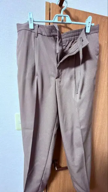 유니클로 턱 와이드 테이퍼드 팬츠 브라운