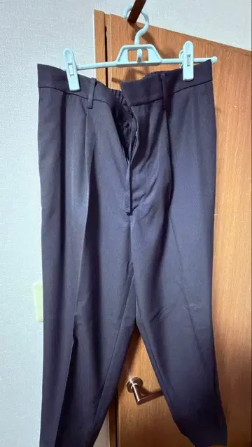 유니클로 턱 와이드 테이퍼드 팬츠 블랙