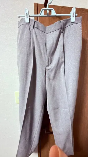 유니클로 턱 와이드 테이퍼드 팬츠 그레이