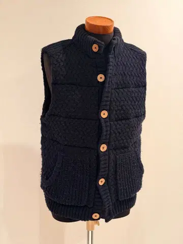 네이비 니트 다운 베스트 버튼 포함