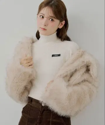 가슴 로고 라메 터틀 니트