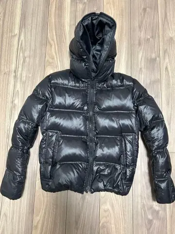 달탐보나파르트 후드 부착 블랙 다운 자켓