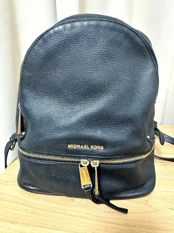 마이클코어스 럭색 가죽 골드 금장 장식 안감 올 패턴 대용량 블랙