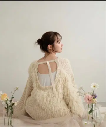 프린지 달린 크림색 니트 스웨터