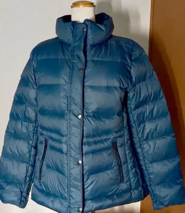 파란색 스탠드 카라 다운 자켓