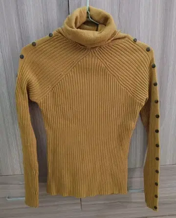 리브 터틀넥 스웨터 머스타드