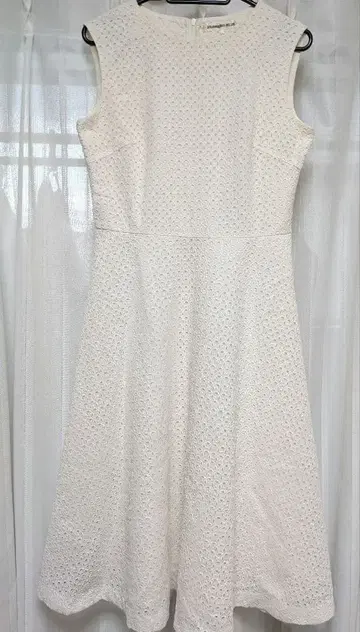 STRAWBERRY FIELDS 화이트 슬리브리스 원피스