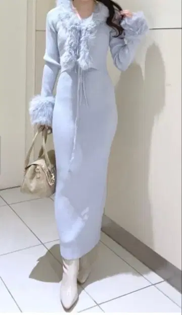 리엔다 퍼 포함 라이트 그레이 긴팔 니트 원피스