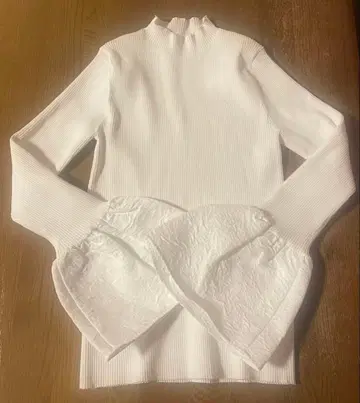 유나이티드 애로우즈 소매 프릴 리브 니트 화이트