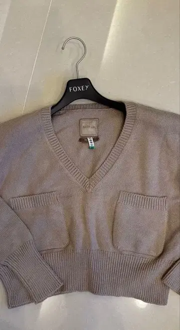 DAISY LIN 베이지 V넥 스웨터